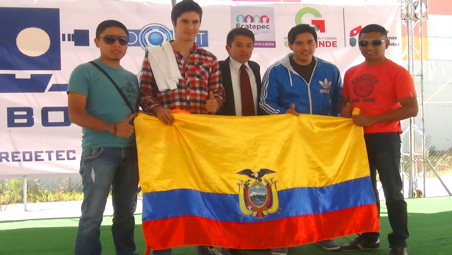 Estudiantes del club de robótica que participaron de la competencia.