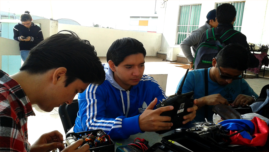 Ángel Manzano, Malik Arcentales y Jack Asanza preparándose para la competencia