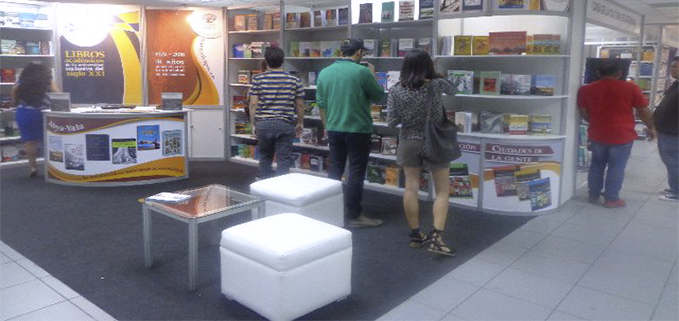 Stand de la Editorial Universitaria Abya Yala - UPS en la Feria del Libro 2016 en la ciudad de Guayaquil
