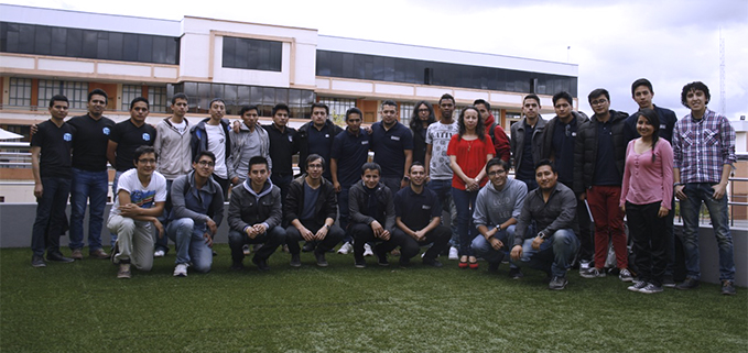 Grupo de participantes en el concurso Hackathon 2016 conjuntamente con las autoridades y docentes de la Sede Cuenca.