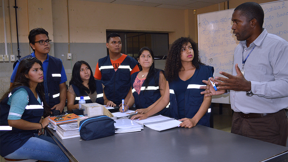 Profesor Gustavo Quinteros junto a los estudiantes de Ing. Industrial que forman parte del proyecto