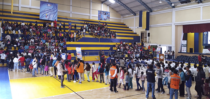 Entrada de niños, niñas y jóvenes al Coliseo del campus El Girón