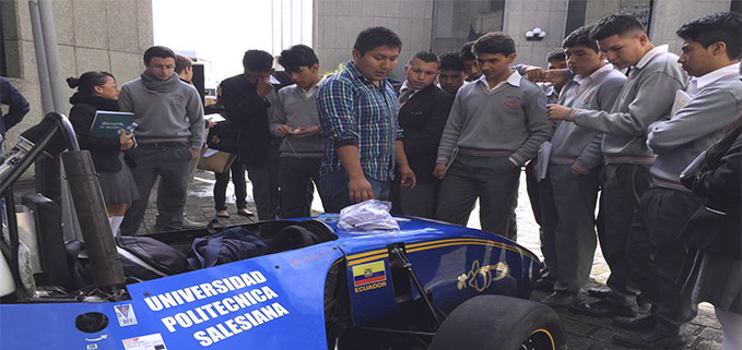 Estudiantes de la UPS explicando el proyecto SAE a alumnos de los colegios cuencanos que visitaron la feria.