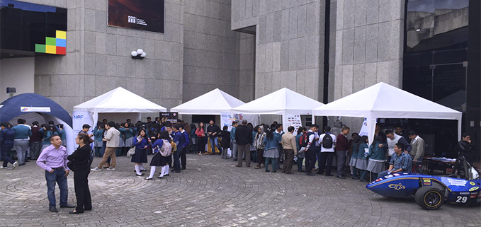 Stands de la UPS en donde se exhibieron los diferentes proyectos de las distintas carreras.