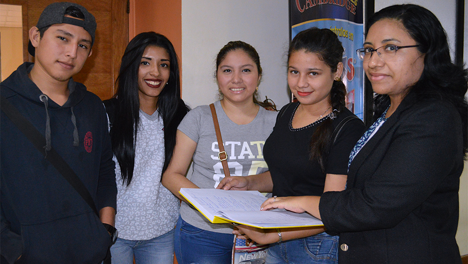 Docente de la UPS junto a los estudiantes que inician un nuevo semestre