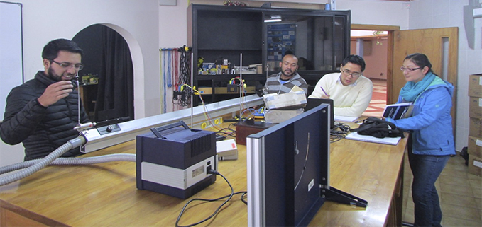 Profesores realizan prácticas sobre movimientos, choques y conservación de la energía en la pista neumática