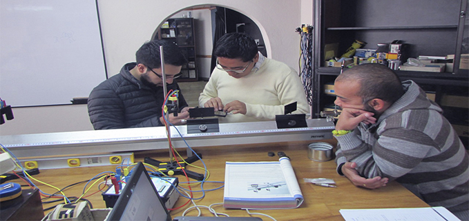 Profesores realizan prácticas sobre movimientos, choques y conservación de la energía en la pista neumática