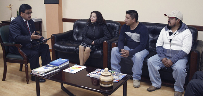 Autoridades de la Unidad Educativa Guillermo Mensi en la entrega del reconocimiento al Vicerrector de la Sede Cuenca de la UPS, César Vásquez