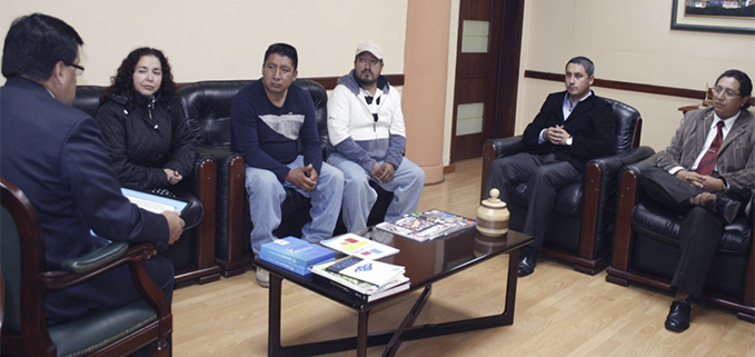 Autoridades de la Unidad Educativa Guillermo Mensi en la entrega del reconocimiento al Vicerrector de la Sede Cuenca de la UPS, César Vásquez