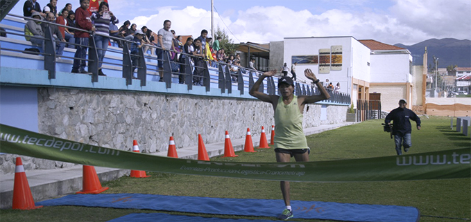 Llegada de Christian Vásconez, ganador del circuito atletico que impuso un tiempo de 22m30s