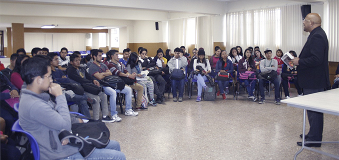 Profesor Héctor Same en el momento de la presentación del libro