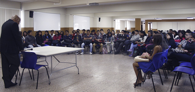 Profesor Héctor Same en el momento de la presentación del libro