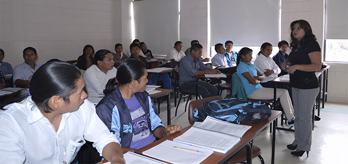 Estudiantes achuar de la carrera de Educación Intercultural Bilingüe con la profesora Silvania Salazar