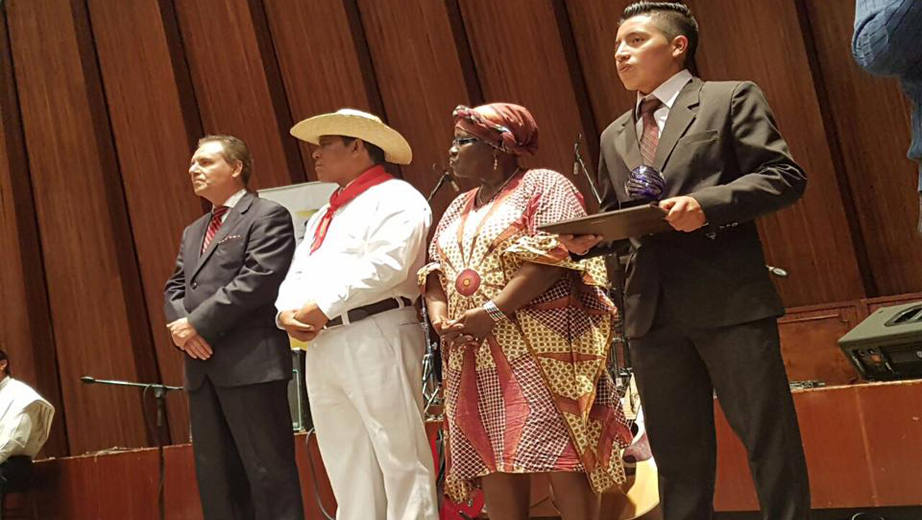 (izq.) Lcdo. Carlos Ochoa y representantes de la SUPERCOM en la entrega del reconocimiento.