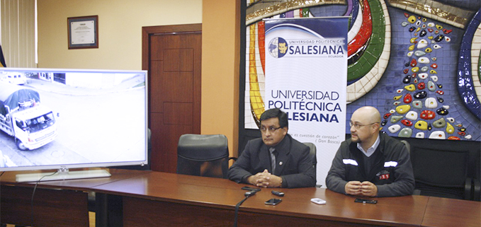 Vicerrector de la UPS sede Cuenca, César Vásquez (i) y a Juan Carlos Jiménez, Director Regional 6 del ECU 911 en la presentación del plan de seguridad implementado por las dos instituciones