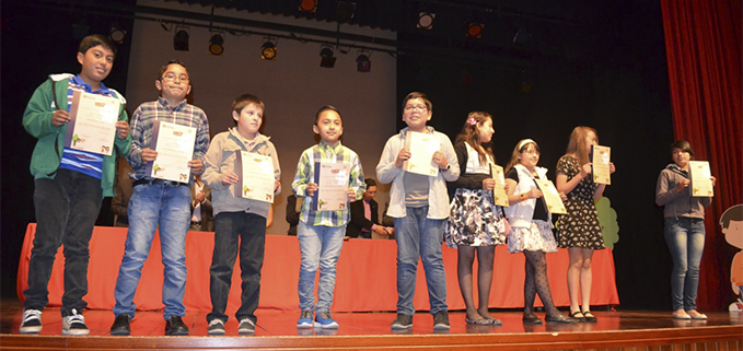 Niños y niñas asistentes al curso recibiendo sus respectivos certificados