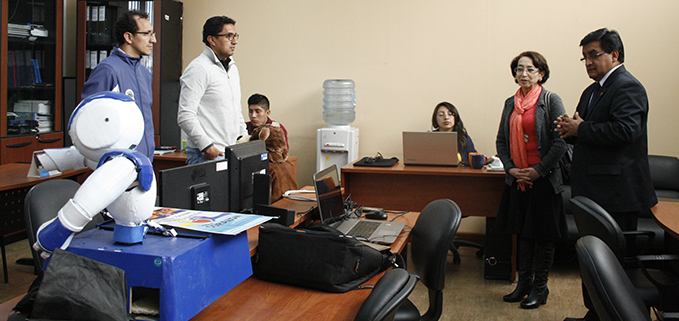 Vicerrectora de la U. de Cuenca visitando el Centro de investigación de Inteligencia Artificial.