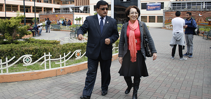 Dra. Catalina León y Econ. César Vásquez recorriendo las instalaciones de la UPS.