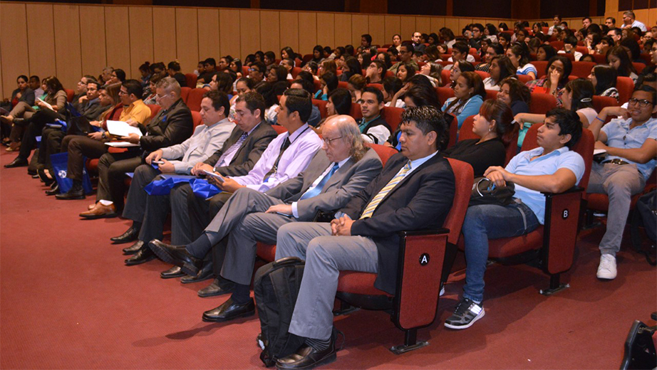 Estudiantes, docentes e investigadores en las charlas magistrales