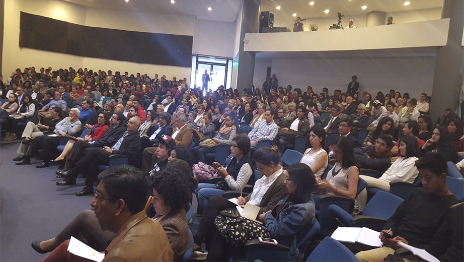 Asistentes en el Centro Cultural de la PUCE