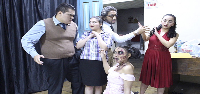 Integrantes de la Compañía de Teatro de la UPS sede Cuenca preparándose para la puesta en escena de la obra