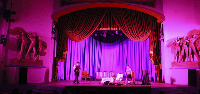 Integrantes de la Compañía de Teatro de la UPS sede Cuenca en el escenario del Teatro Bolívar dela ciudad de Loja