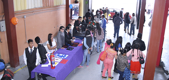 Asistentes visitando cada uno de los proyectos construidos por los estudiantes
