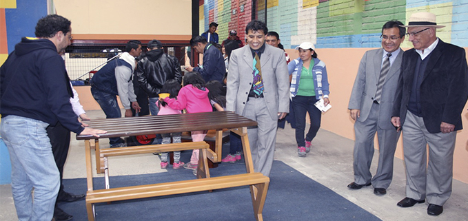 Autoridades de la UPS y de la Fundación PACES visitando la Casa Abierta