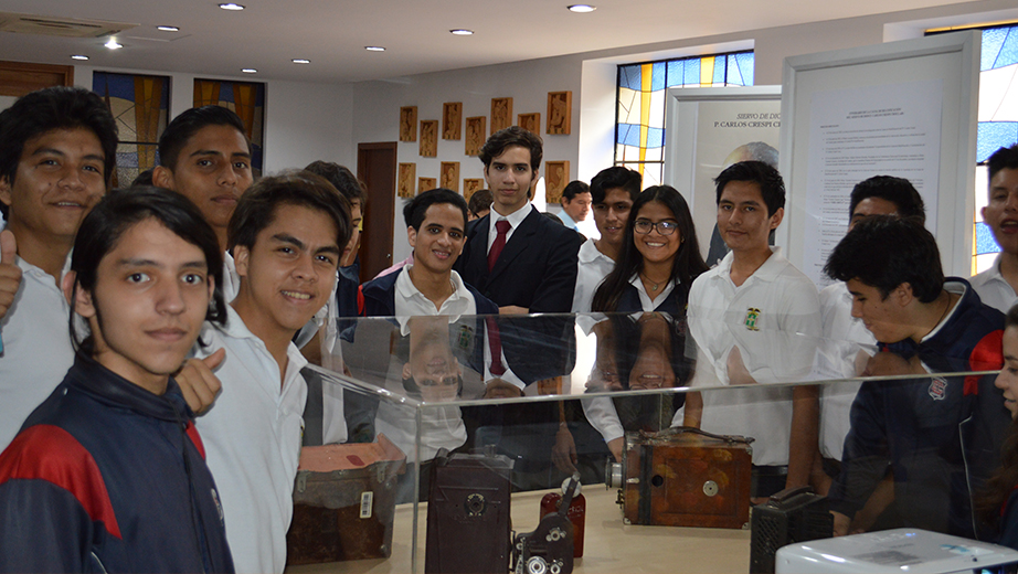 Estudiantes del Colegio Cristóbal Colón asistieron a la muestra fotográfica del P. Carlos Crespi.