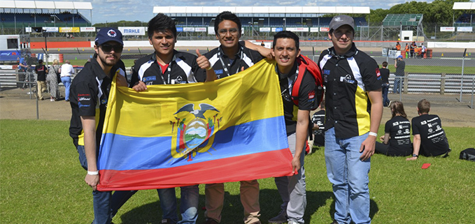 Estudiantes de la UPS con la Bandera tricolor en plena pista de la Silverstone de Inglaterra