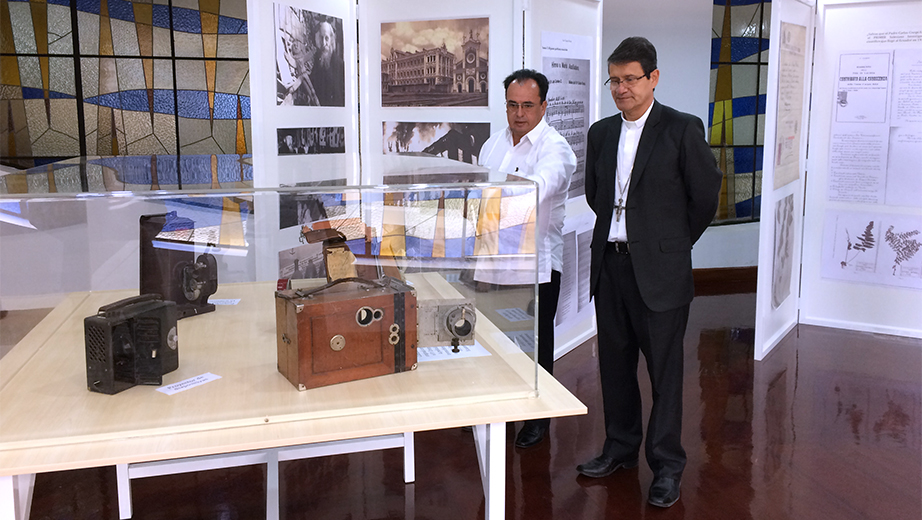 Luis Álvarez, editor general de la UPS (izq.) junto al Mons. Luis Cabrera, Arzobispo de Guayaquil en la muestra fotográfica en honor al P. Carlos Crespi