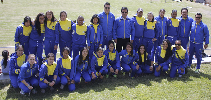 Las UPS Carneras con el Vicerrector de la Sede Cuenca, Econ. Cesar Vásquez Vásquez (8vo. desde izq.), el entrenador Eddisson Méndez (1ro. a la der.) y su equipo técnico de estudiantes de la UPS