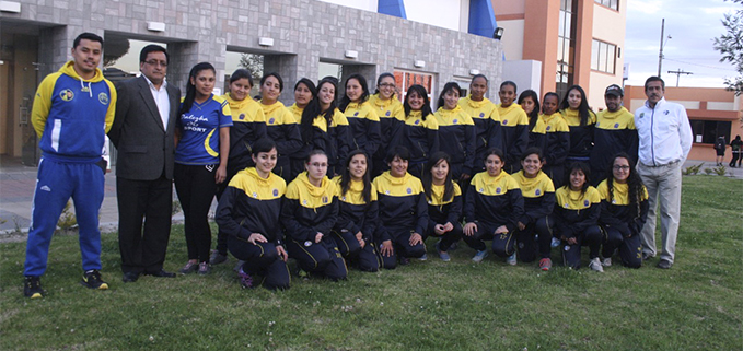 Las UPS Carneras con el Vicerrector de la Sede Cuenca, Econ. Cesar Vásquez Vásquez (8vo. desde izq.), el entrenador Eddisson Méndez (1ro. a la der.) y su equipo técnico de estudiantes de la UPS