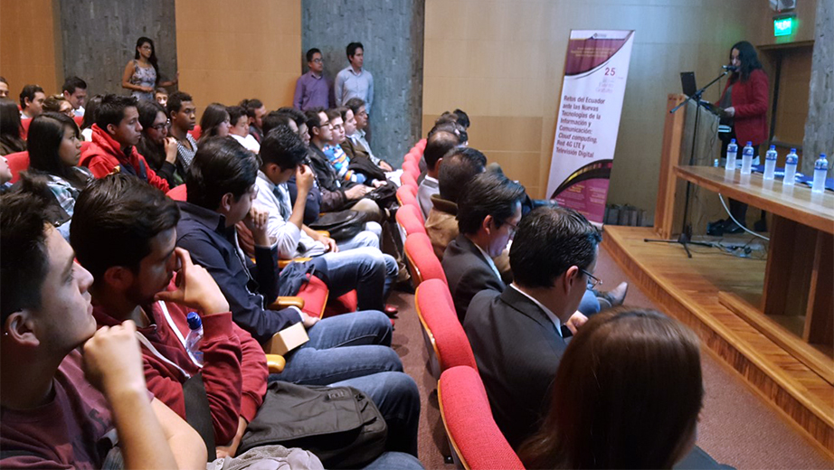 Intervención de la Ing. Patsy Prieto, directora de la carrera de Ingeniería de Sistemas, Sala Múltiple 1, campus Sur