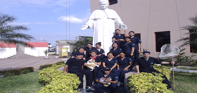 Grupo de Alumnos y docentes que participaron en la Campaña en el Campus Centenario de la UPS sede Guayaquil.