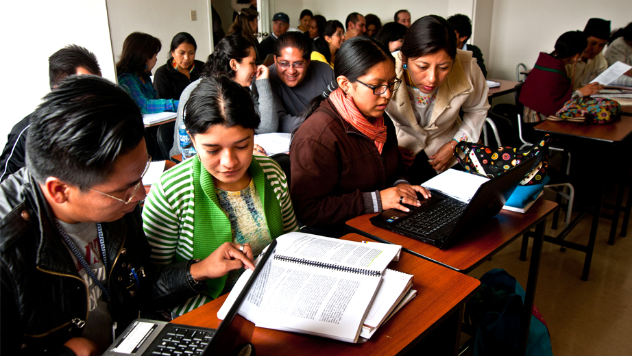 Estudiantes de Gestión Local que reciben beca por parte de la UPS y la Fundación CRISFE