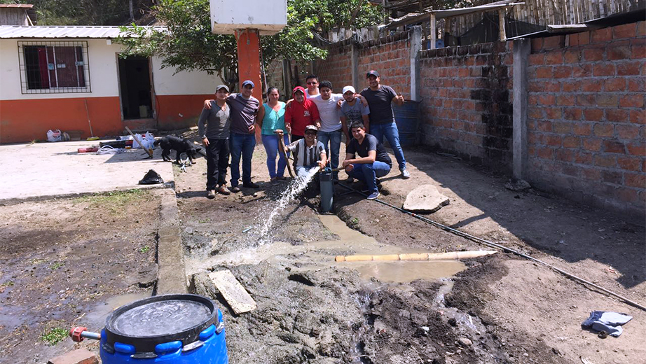 Students, professors and inhabitants of San Isidro testing the water plant