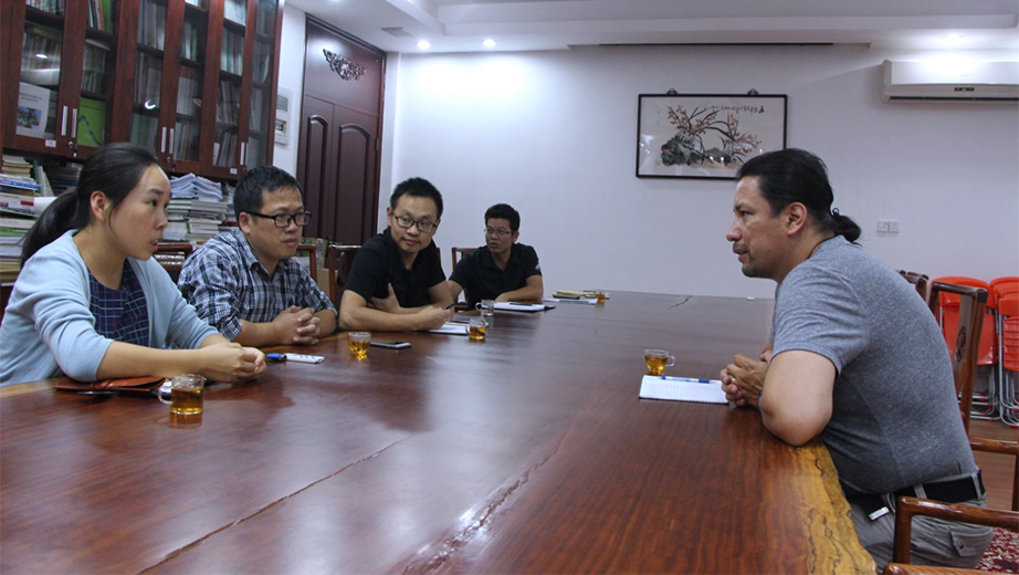 Marco Cerna en una de las reunión de trabajo con investigadores de China