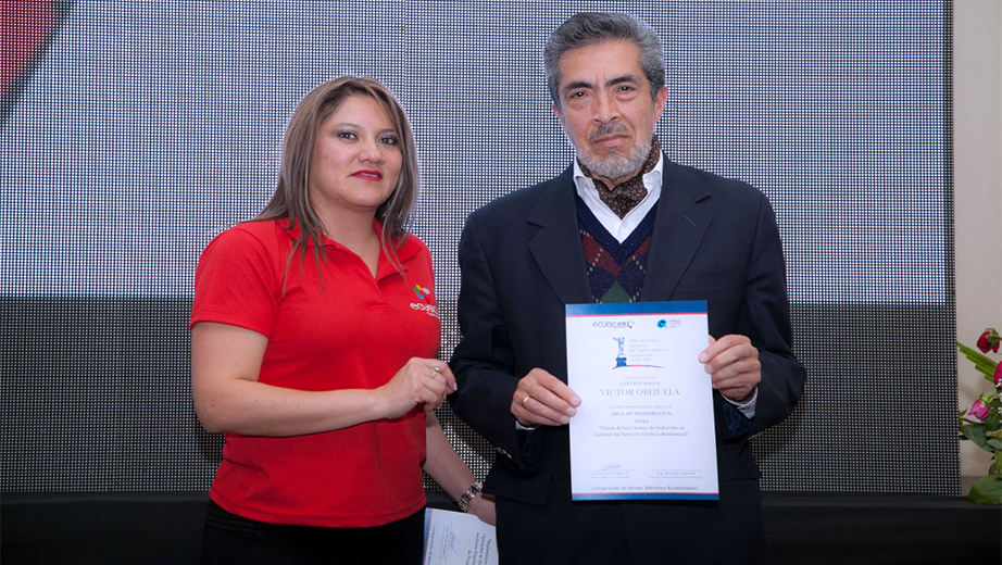 Víctor Orejuela recibiendo uno de los dos premios obtenidos