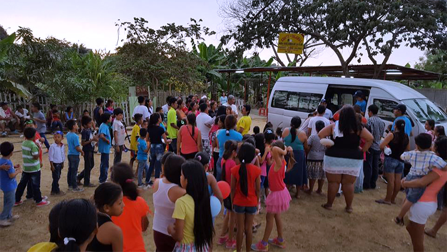 Entrega de donativos a los niños