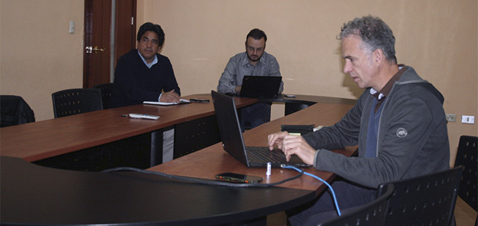El profesor José María Díaz Nafria (I) particpando de una reunión con los docentes de la UPS: Jorge Altamirano (D) y Vladimir Robles, coordinador de Investigación de la Sede Cuenca