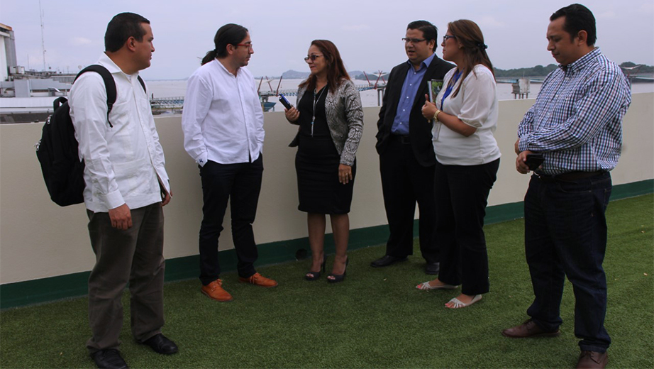 René Ramírez (2do izq) junto a autoridades de la UPS en el recorrido por las instalaciones del coworking