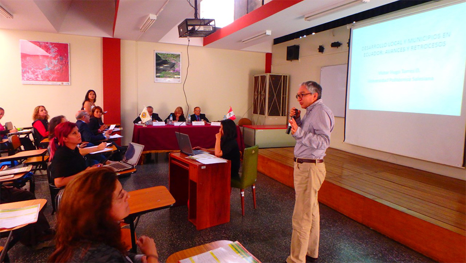 Víctor Hugo Torres al momento de su disertación en el Taller Gobiernos, Municipalidades, Mancomunidades y Agencias de Desarrollo Local