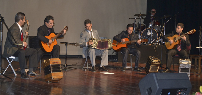 Pedro Webster en el bandoneón acompañado del grupo Los Caballeros del Sur