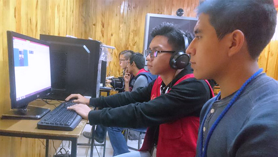 Estudiantes durante el uso de programas de edición para la captura y edición de medios digitales