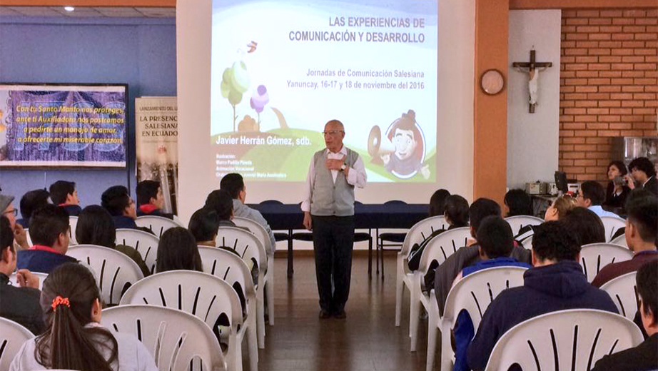 P. Javier Herrán durante su conferencia: Experiencias de Comunicación y Desarrollo. Unidad Educativa Técnico Salesiano, Cuenca