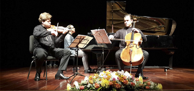 Andrey Baranov (Violín), Carlos Vargas (Piano) y Franciso Vila (Cellista) en el Viernes Cultural Salesiano