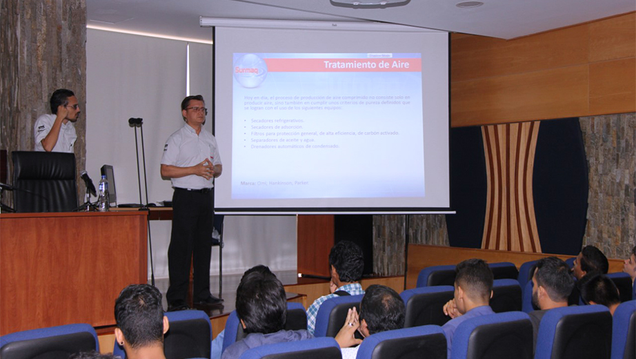 Aquiles Vicuña during his talk