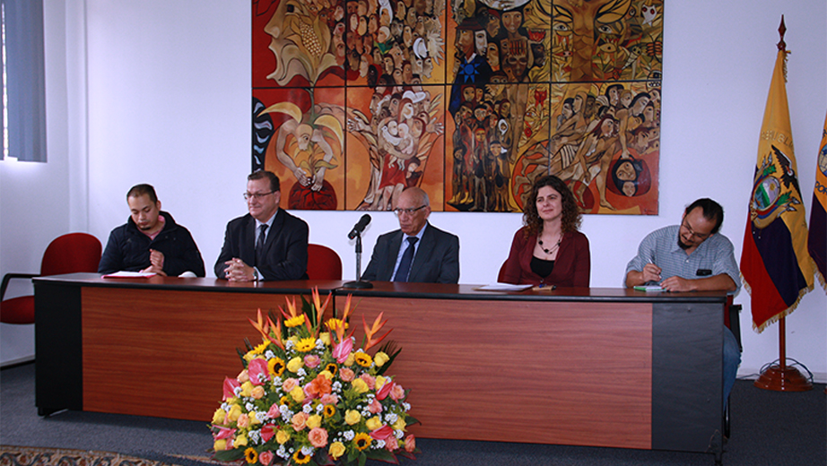 Mesa directiva conformada por (de izq.) Diego Santander, José Juncosa, P. Javier Herrán, Paz Guarderas y Gino Grondona
