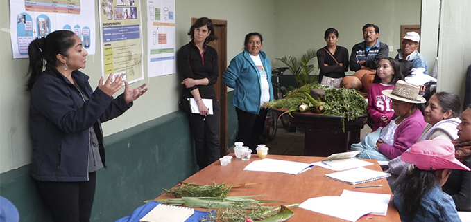 (izq.) Bfq. Tatiana Mosquera explicando cómo realizar los productos fitoterápeuticos con la profesora Noemi Bottasso (der.)